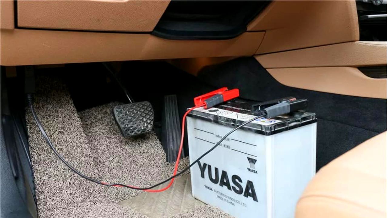 How to Use a Memory Saver When Changing Car Battery